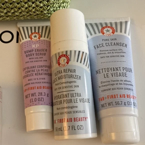 New Carolina Herrera Goodgirl tote + 6 clarins beauty & 3 Firstaid beauty & bag - Picture 8 of 10